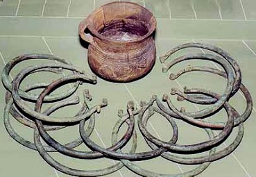 bronzove_hrivny_z_tzv._doby_uneticke.jpg