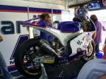 Tak to je Ona Moto 2 FTR, poprv vidm hlavn hrdinku, obsah 599 ccm, vha 140 kg, tytakt, zapalovn elektronick, pevodovka estistupov, spojka lamelov v oleji, rm aluminiov, tlumie Ohlins, brzdy Brembo, pneu Dunlop