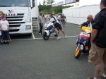 O trninku bv fofr, rychle opravit a znovu na tra. Mechanik Claudia Cortiho (71) Moto 2 tla jeho motocykl SUTER